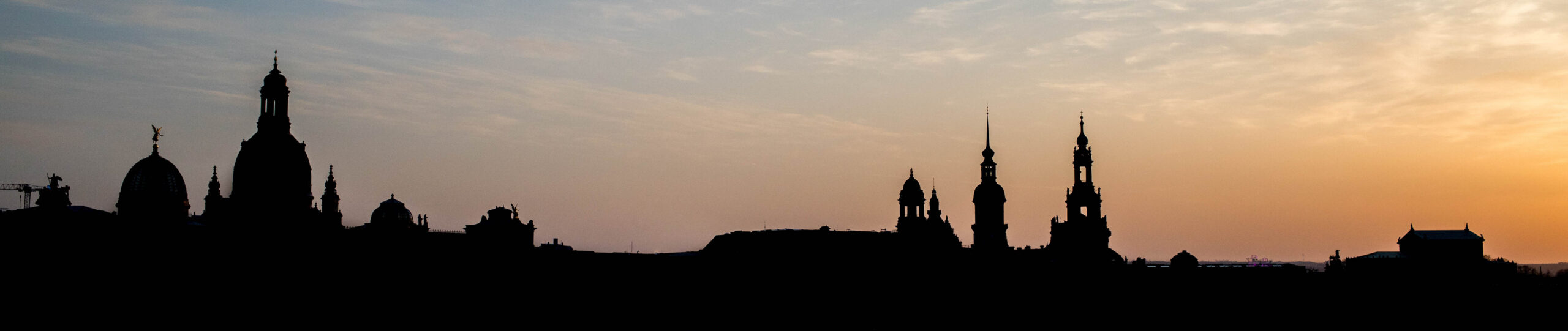 Foto der Altstadt Dresden als Silhouette bei Dämmerung mit blaurosanem Himmel im Hintergrund